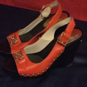 MICHEAL KOR CHARM SLING PLATFORM PUMPS PATENT RED